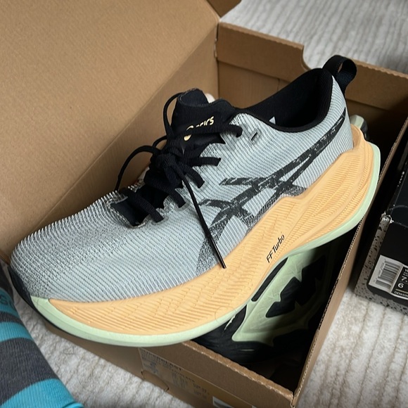 asics superblast running sneaker 9/10 barely worn for a walk lol - Picture 1 of 6